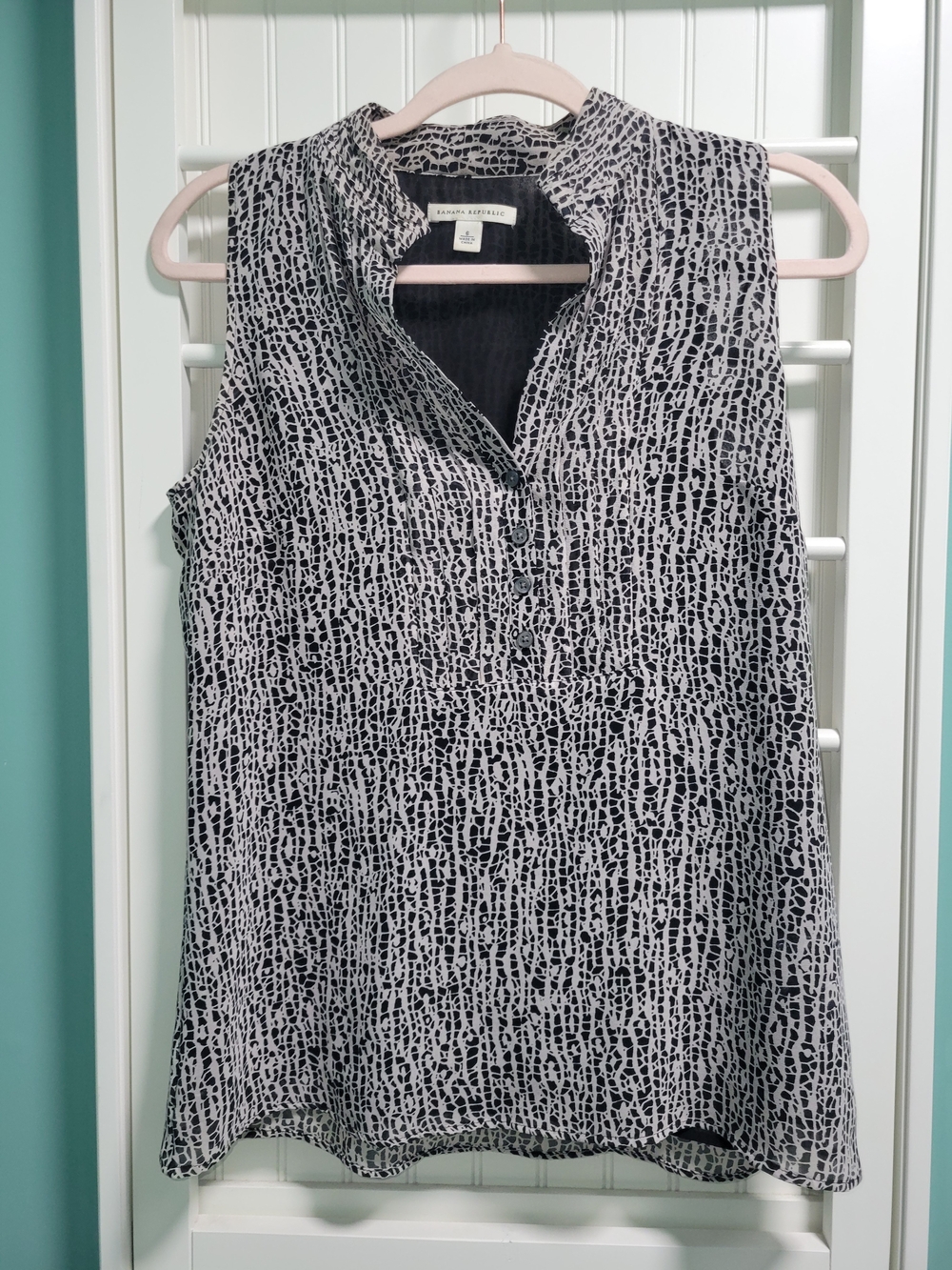 Banana Republic Black and White Printed Split Neck Top Size 6